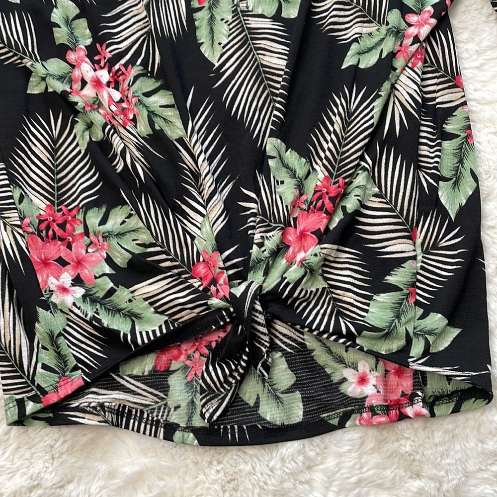 Ruffle sleeve Top - Picture 8 of 10